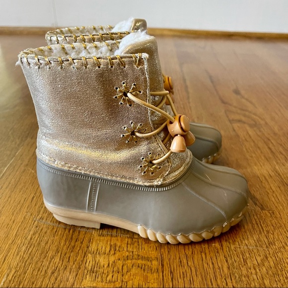 Olivia Miller Girls Metallic Gold Duck Boots - Picture 10 of 15